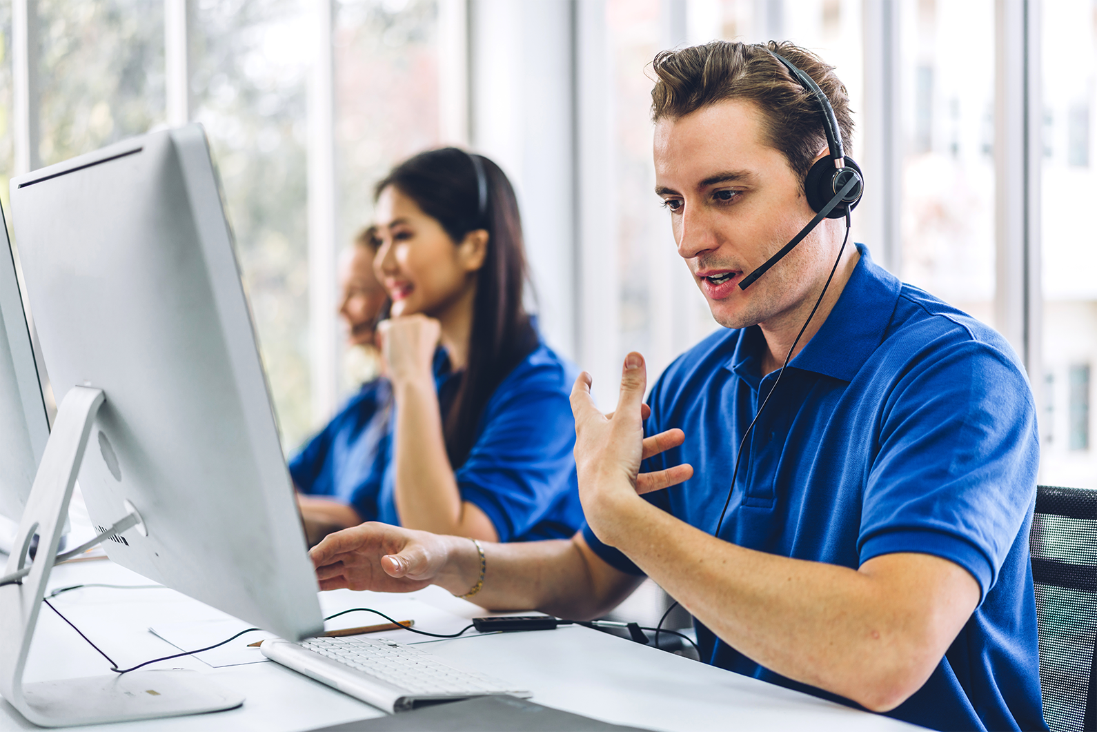cisco managed services agent chatting on phone with a customer